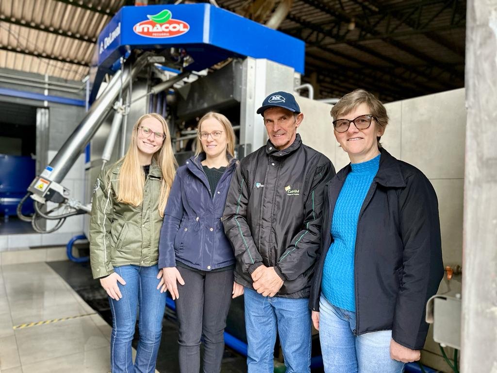 Familia Schwantes ordenha mais de 50 vacas de forma automatizada com uso de um robô