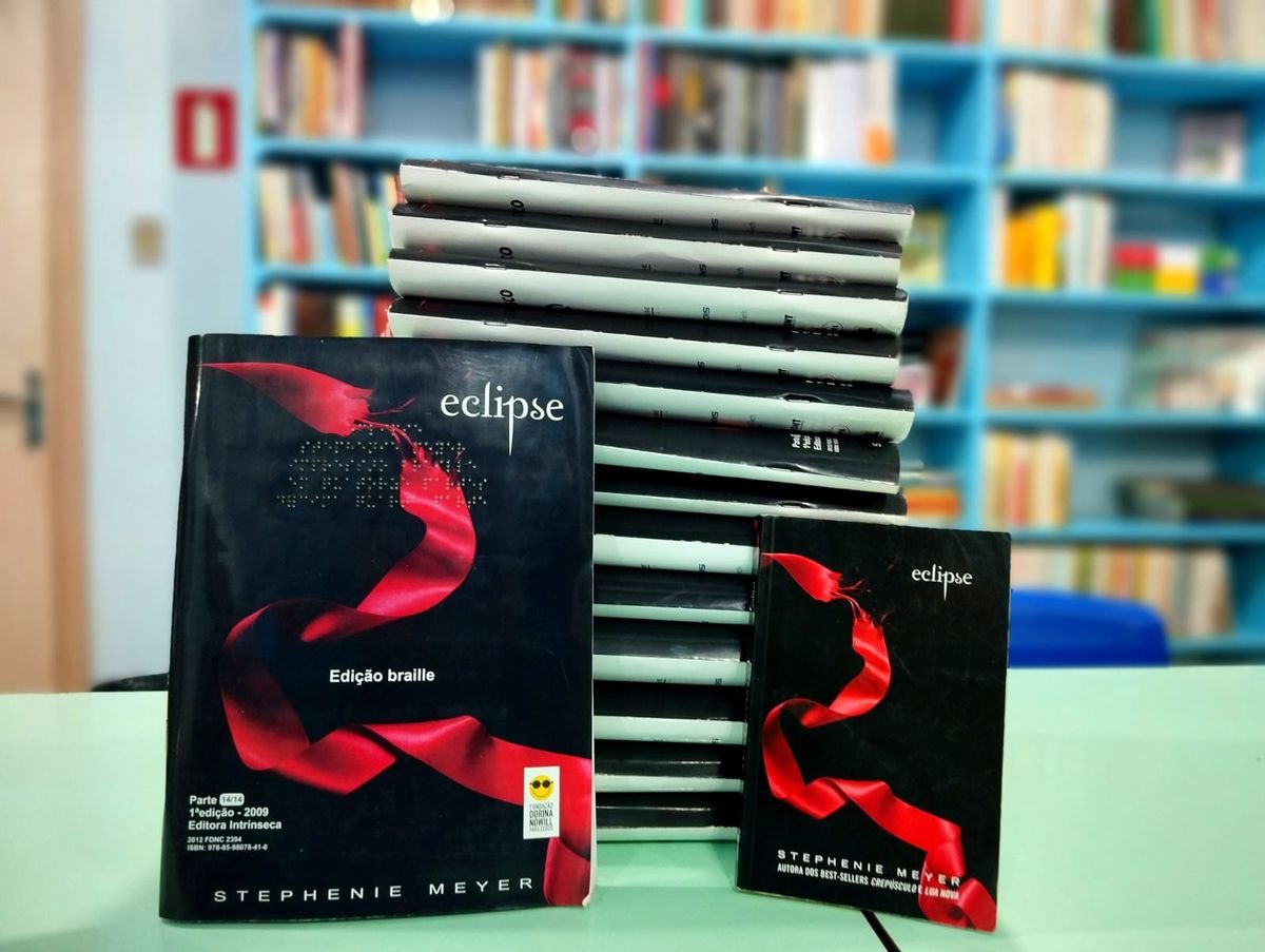 Livro Eclipse é uma das obras que contem 14 volumes com a escrita em Braille
