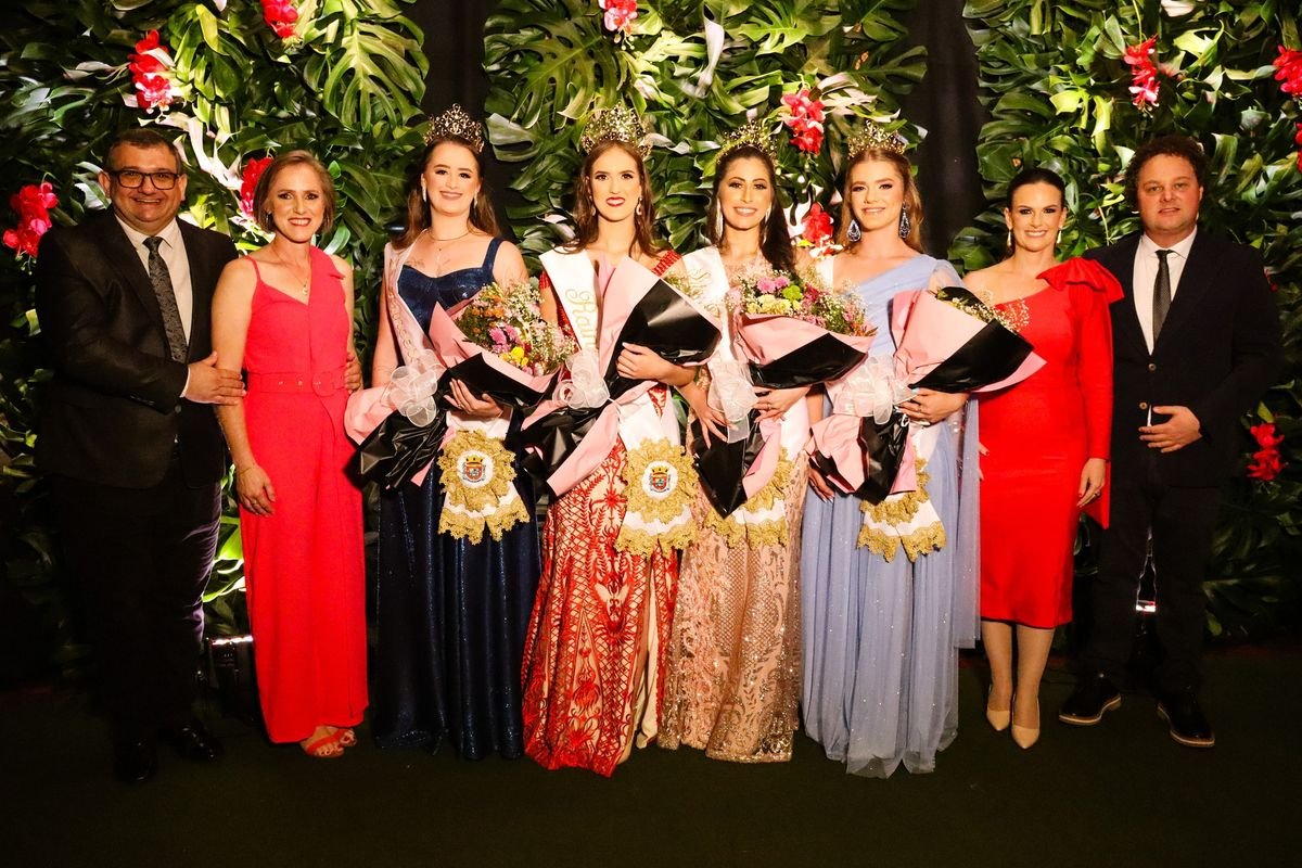 1ª Princesa: Ellen Blasi Braatz, com 21 anos representa o Karcara Futebol Clube