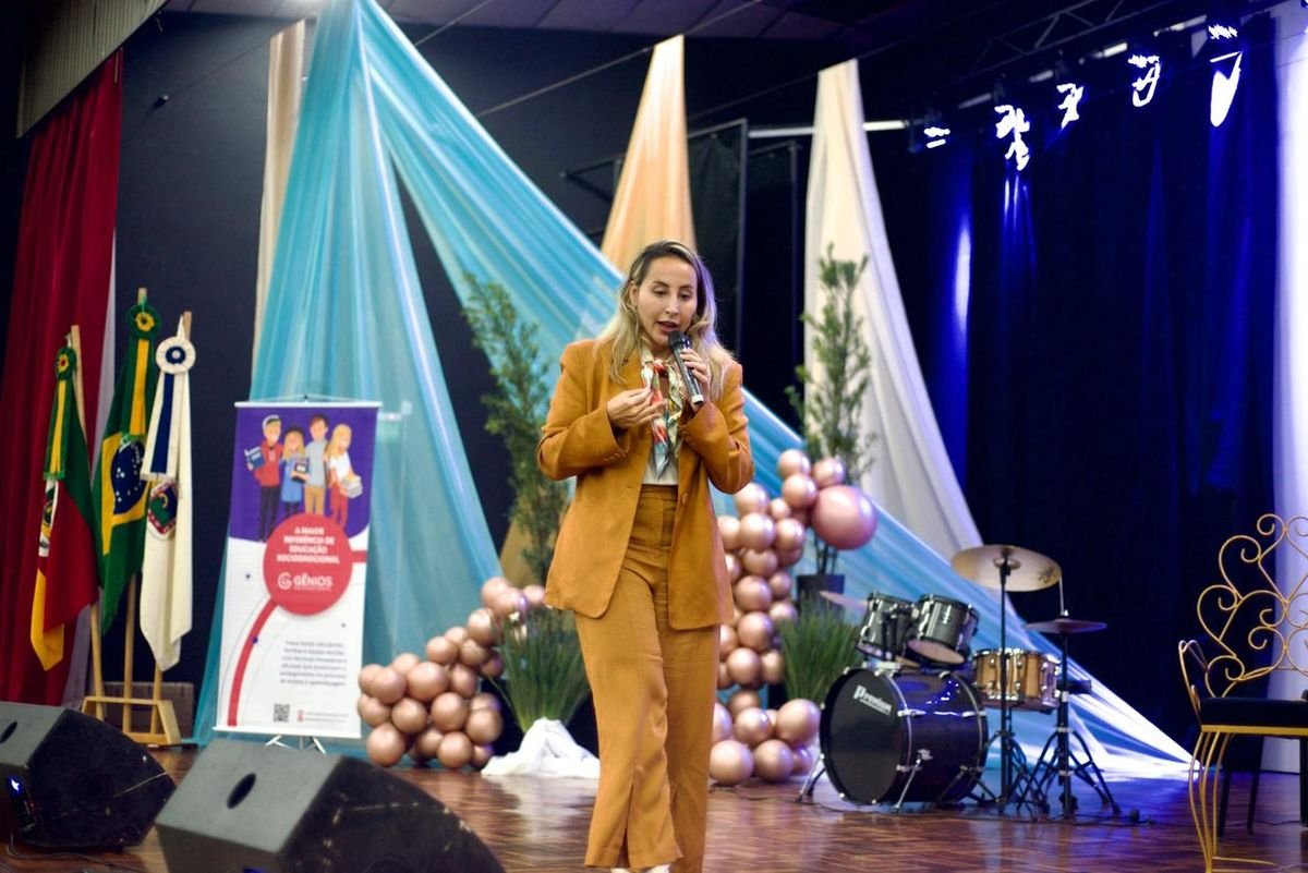 Ela explica que a mente humana tem energia esgotável e, muitas vezes, desperdiçamos essa energia em pensamentos inúteis