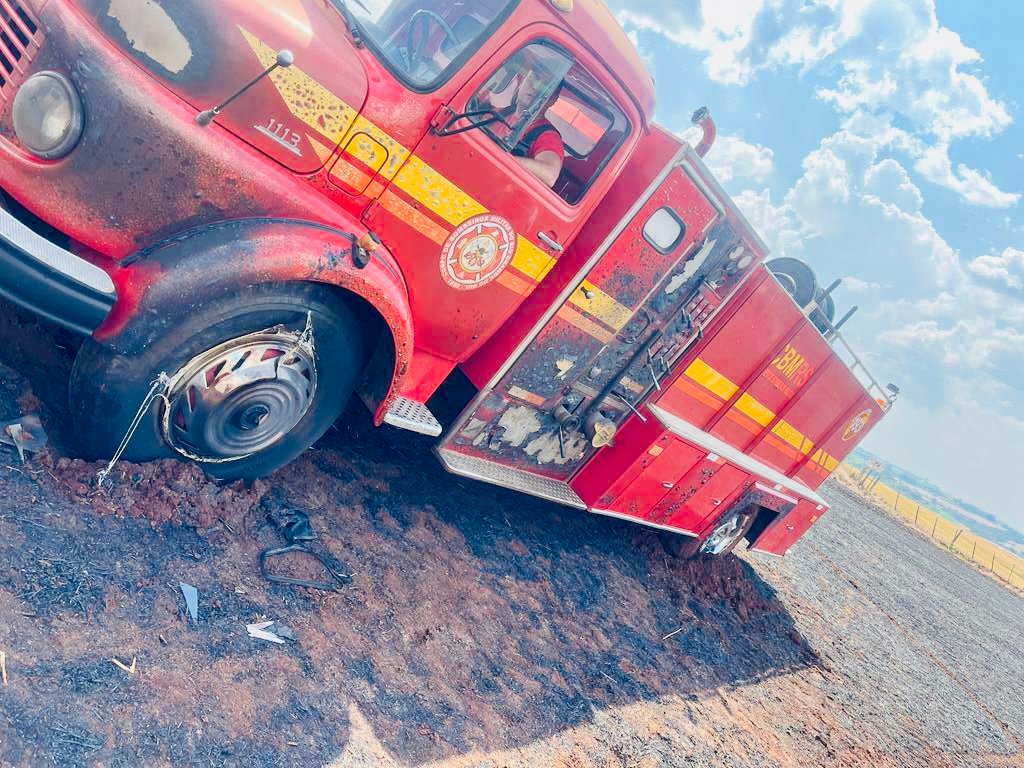 A parte inferior do caminhão foi atingida pelo fogo