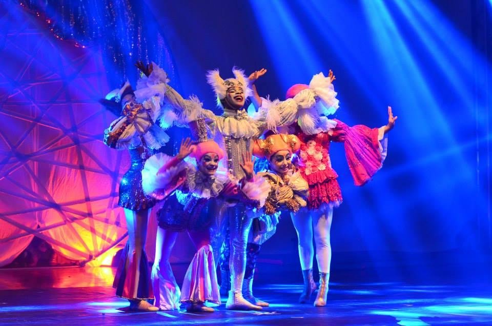 Tholl, conhecido por sua magia circense e excelência artística, é uma das atrações na programação 