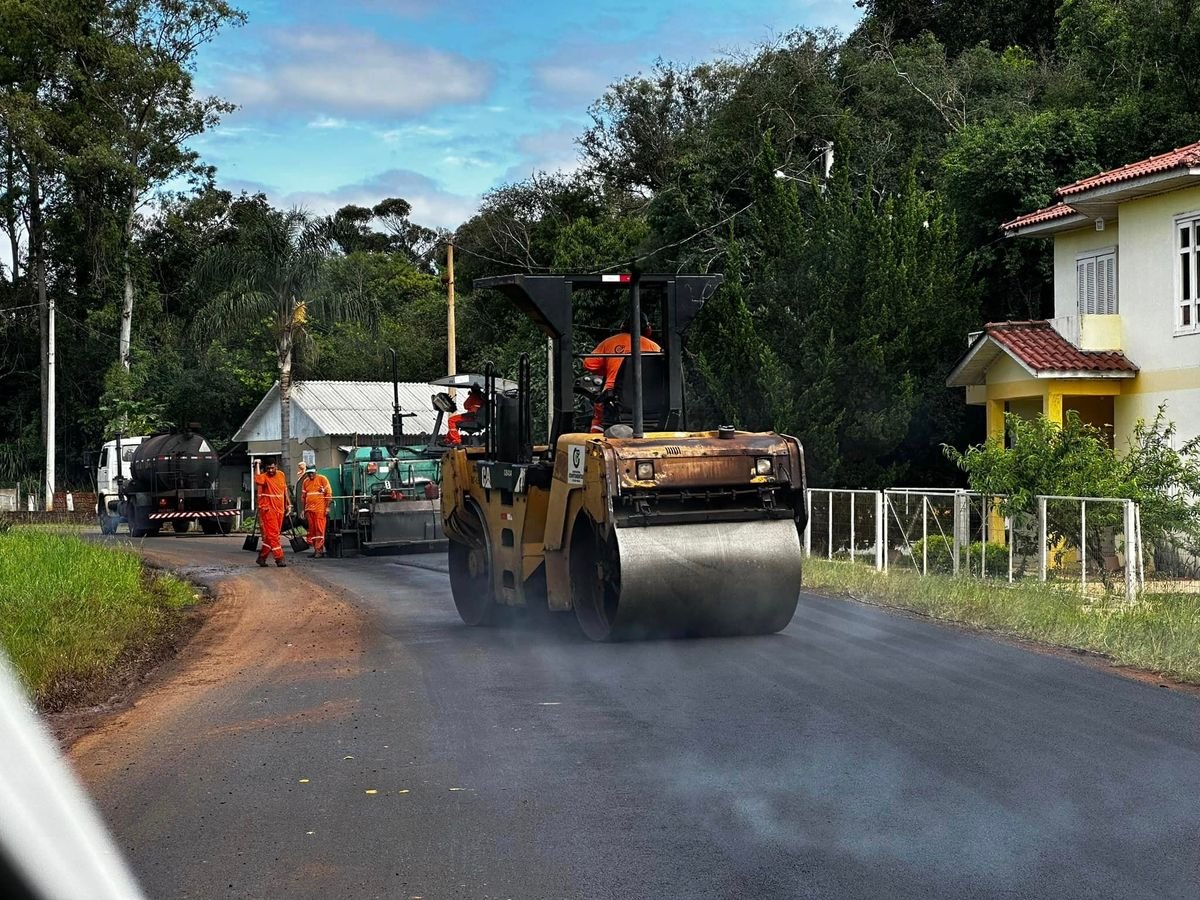 pós mais de um ano e meio de expectativa, as obras de recapeamento na VRS-824 finalmente avançam para facilitar o deslocamento e impulsionar o turismo