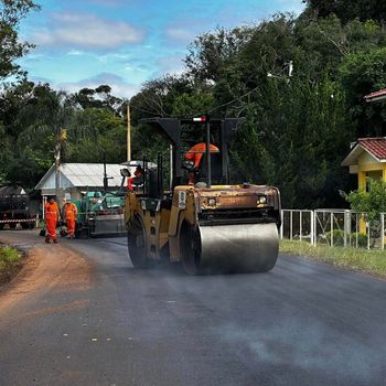 pós mais de um ano e meio de expectativa, as obras de recapeamento na VRS-824 finalmente avançam para facilitar o deslocamento e impulsionar o turismo