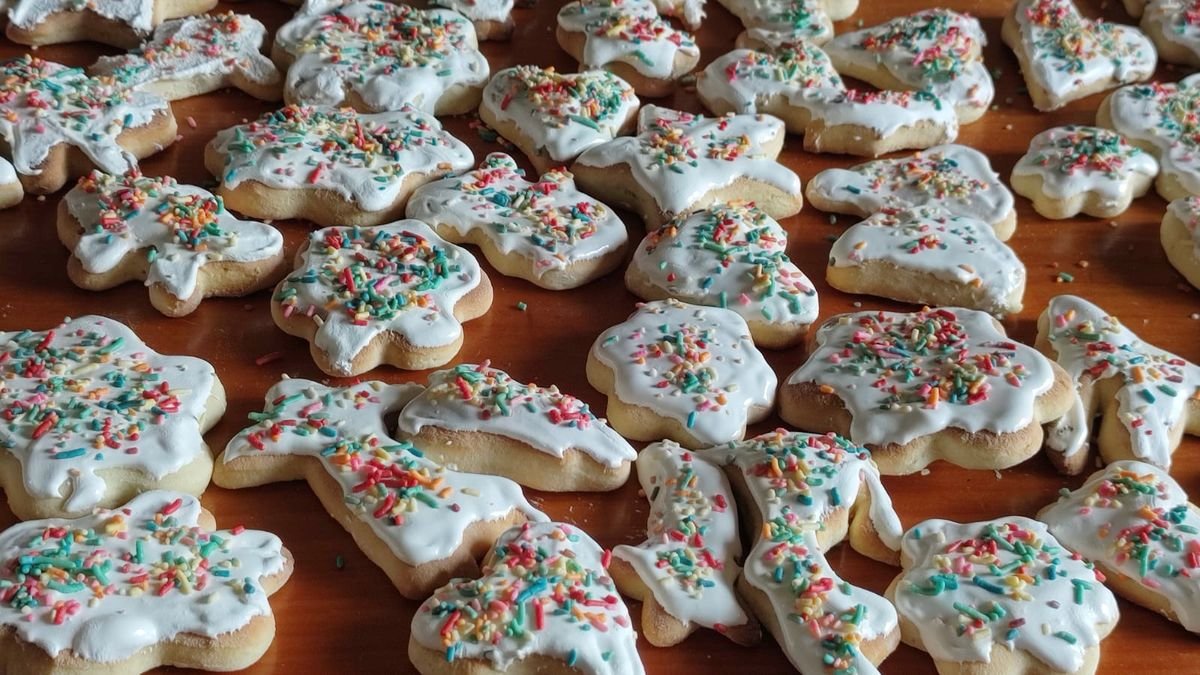 A tradição das bolachas decoradas durante o Natal permanece viva e encantadora nas mesas das famílias ibirubenses.