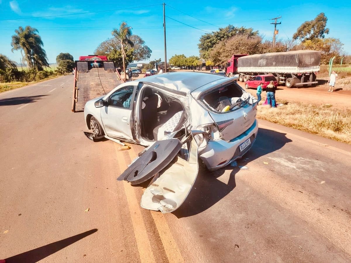 Foto: Sandero acidentado na ERS-223 na quinta (04/06)