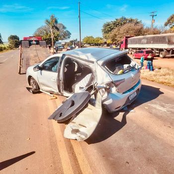 Foto: Sandero acidentado na ERS-223 na quinta (04/06)