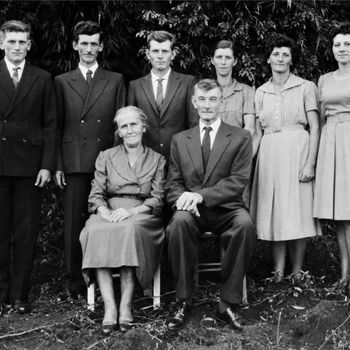 Ana Maria e Francisco Rohr com os seis filhos: Aloys Zeno, José Eugênio, Antônio Almiro (Miro), Cunegunda, Marta e Herta 👇🏻