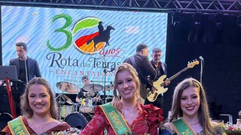 Franciéli Maria Schneider, de Lagoa dos Três Cantos, como Senhorita Turismo 2026, além de Fernanda Possani Avila, de Saldanha Marinho, como 1ª Princesa, e Jordana Maurer Campos, de Quinze de Novembro, como 2ª Princesa.