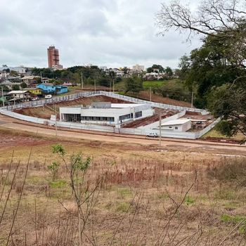 OBRAS DO NOVO FORO DA COMARCA DE IBIRUBÁ, REALIZADA PELA BRAGAGNOLO CONSTRUÇÃO CIVIL, COM INVESTIMENTO DE R$ 8.047.174,02. PREVISÃO INICIAL DE ENTREGA ERA 07/08/2026