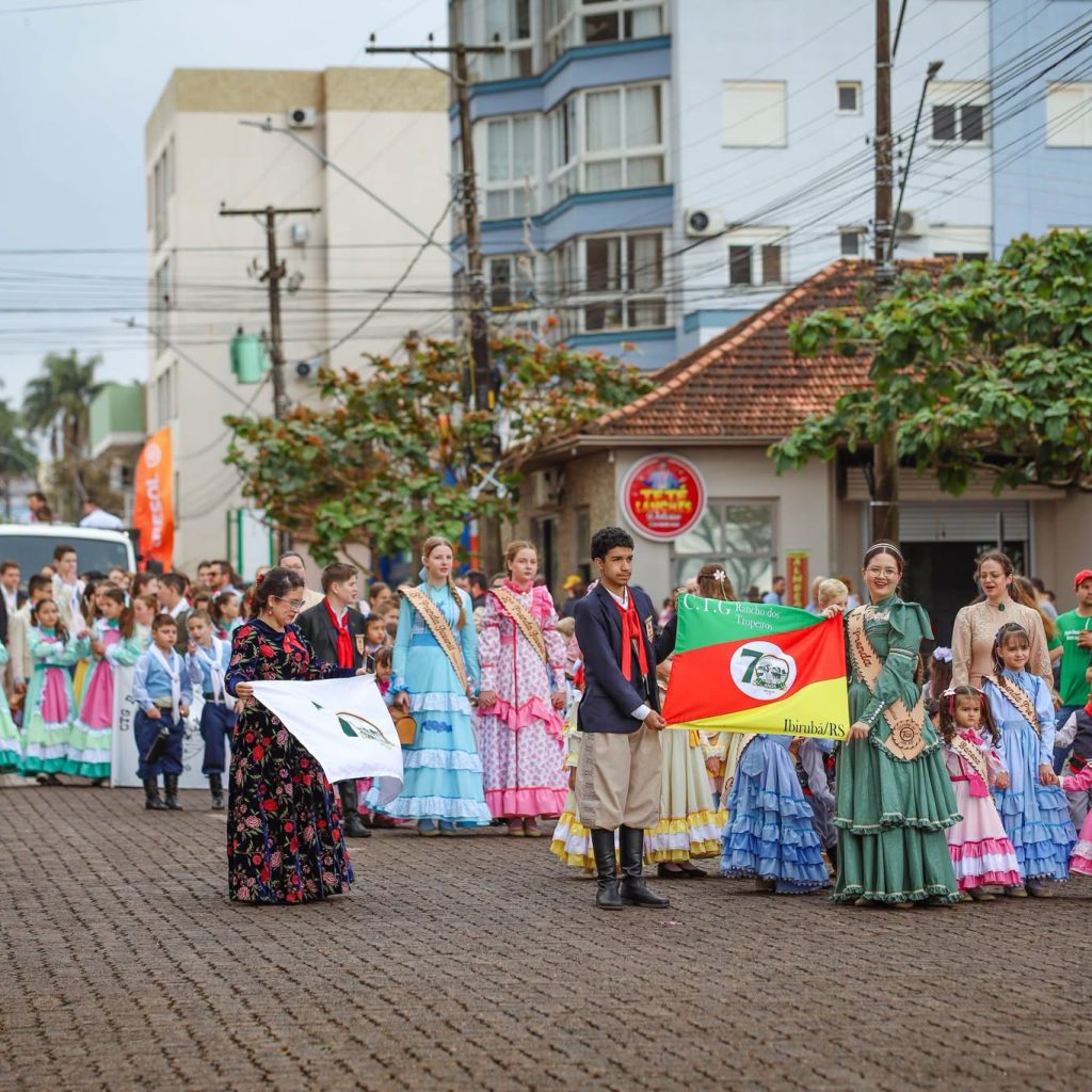 Desfile Farroupilha reuniu 99 cavalarianos  e centenas de pessoas nas ruas de Ibirubá