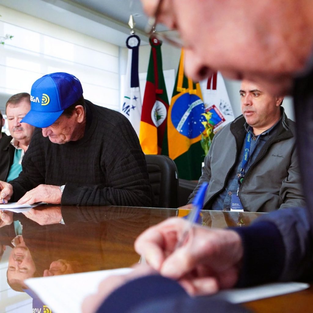 Ibirubá assina mais quatro termos de concessão de benefício para energia trifásica no meio rural