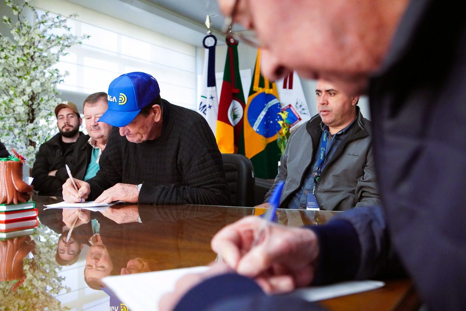 Ibirubá assina mais quatro termos de concessão de benefício para energia trifásica no meio rural