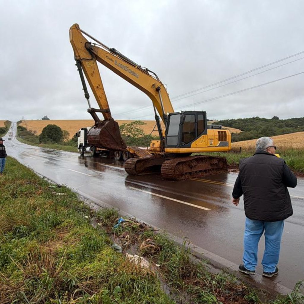 Agricultor realiza por conta própria limpeza da sarjeta da ERS-223 entre Ibirubá e Cruz Alta