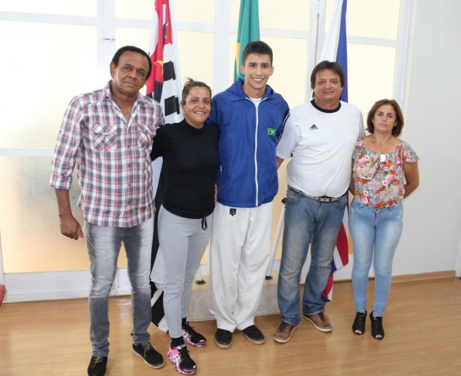 O campeão brasileiro, que já disputou campeonatos internacionais, Diego Pimenta com a equipe da Secretaria Municipal de Esportes de Jales