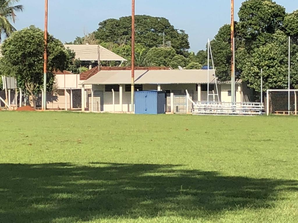 Em obras! Começa a ser instalada iluminação no campo de futebol da FEPASA