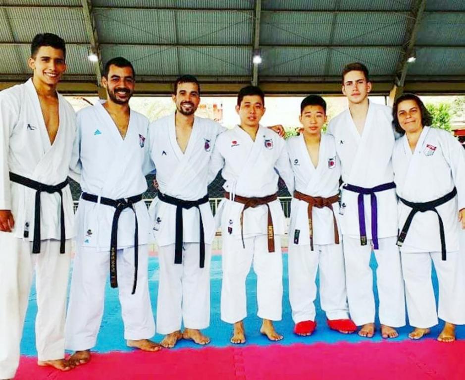 Sensei Edson juntamente com seus alunos e dois outros professores da FPK após o treino