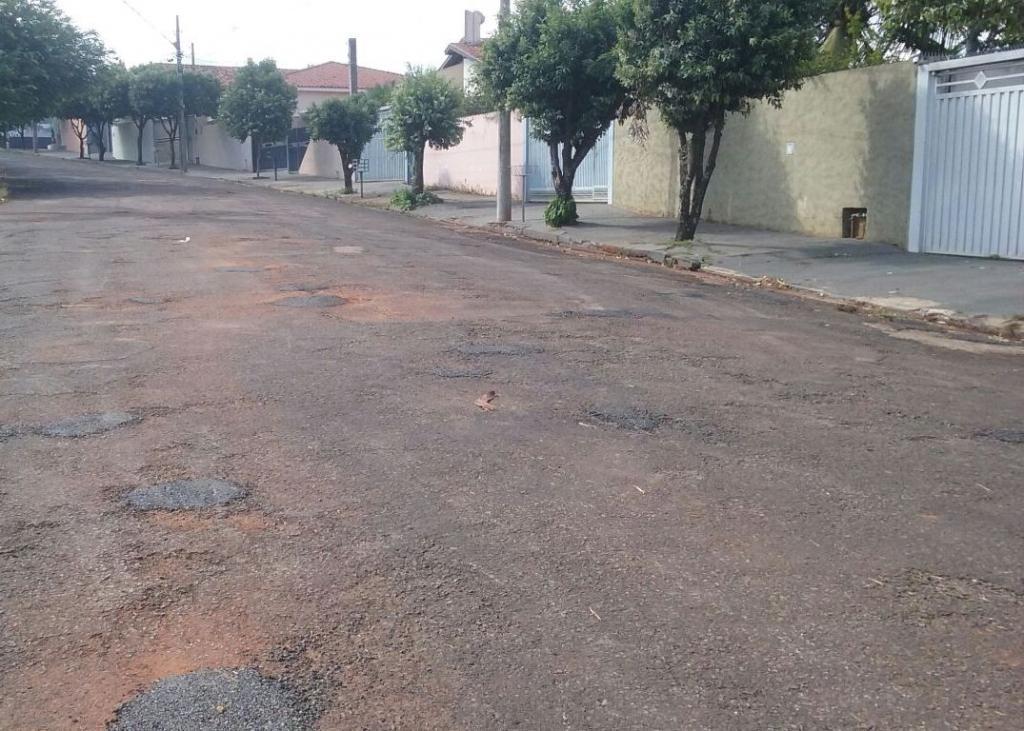 Ruas, avenidas, marginais e bairros periféricos de Jales já estão recebendo a Operação Tapa Buracos