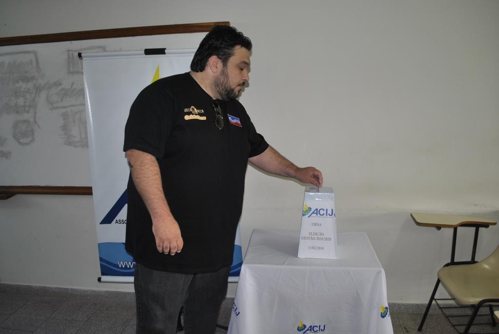 O presidente eleito da ACIJ, Leandro Rocca Lima, no momento da votação
