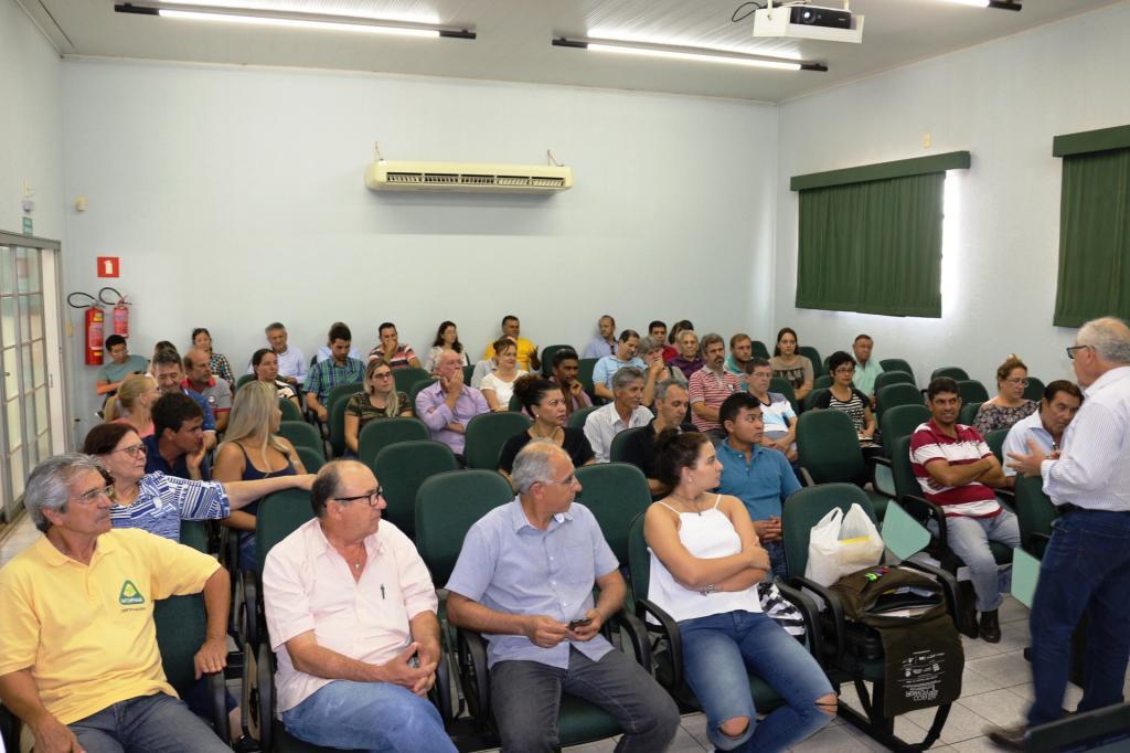Dezenas de pessoas participaram da palestra de sensibilização sobre o Seminário de Agroecologia e Produção Orgânica que aconteceu na sede do Sindicato Rural de Jales