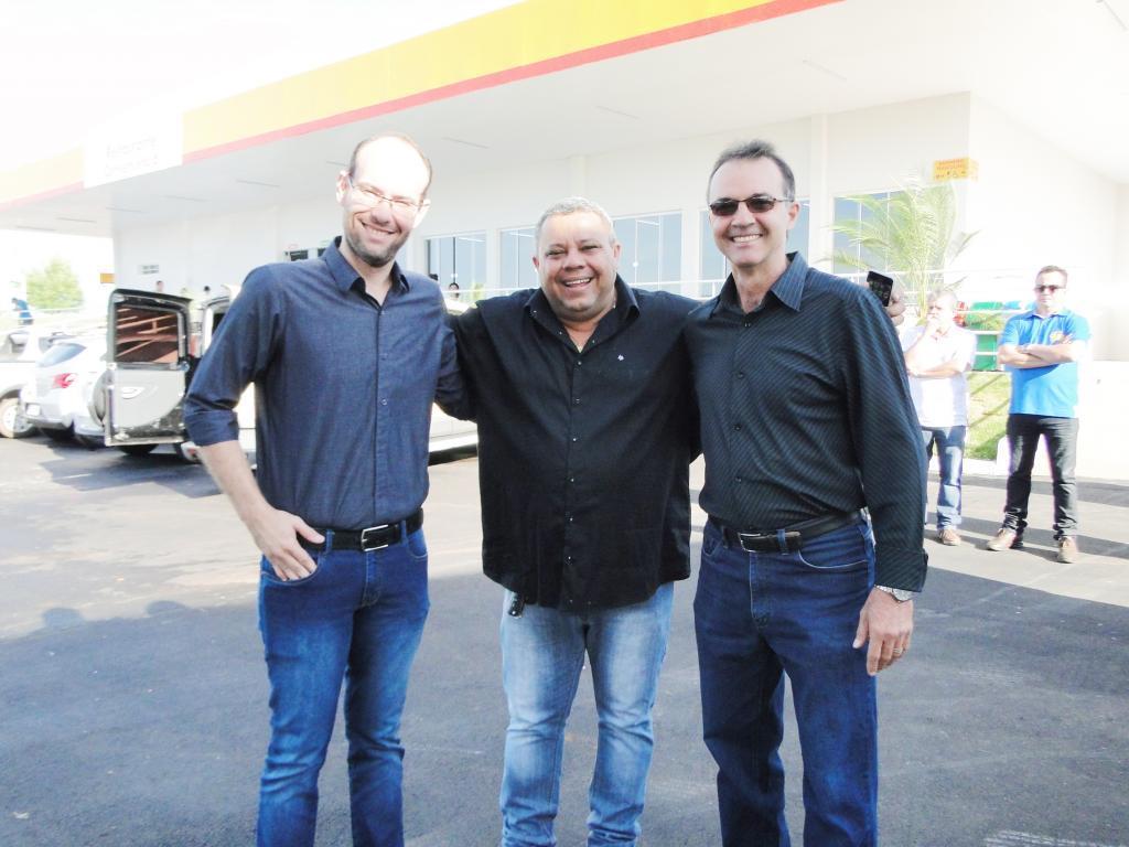 Os prefeitos Marcio Arjol e Josué Eduardo de Assunção (Calango), da cidade de Aspásia, e o vereador Renato Ferraz, de Santa Fé do Sul prestigiando a inauguração