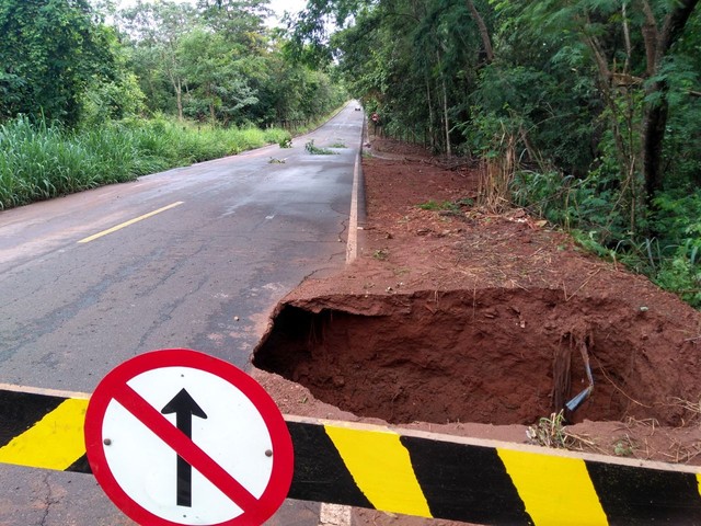 Vicinal de acesso à prainha de Mira Estrela é interditada após cratera abrir