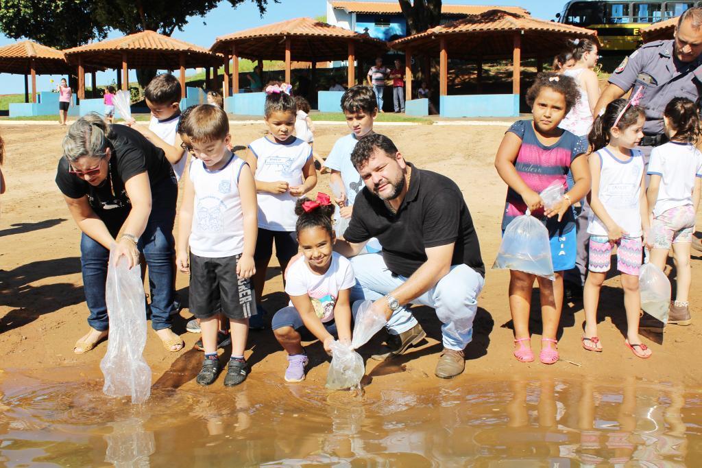 O secretário de Agricultura, Anderson acompanhou a filha Nicole na soltura dos seus peixinhos