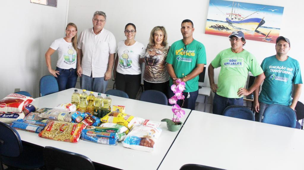 As representantes do Lar dos velhinhos, Juliana e Simone receberam as doações