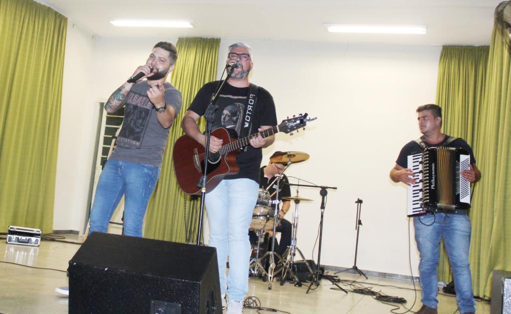 A dupla Bruno e Ed Carlos se apresentaram na festa de recepção dos alunos da Unijales
