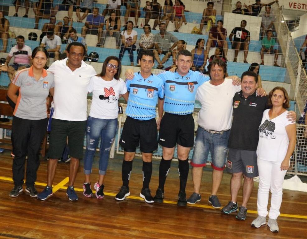 Representantes da Secretaria Municipal de Esportes de Jales com árbitros, mesária e Jorge Guzzo, representantes da Liga