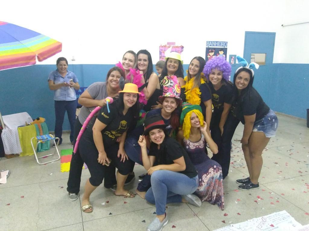 A ministradora da oficina, Karla Pires com a professora de Pedagogia, Ana Claudia de Carvalho e as alunas do curso