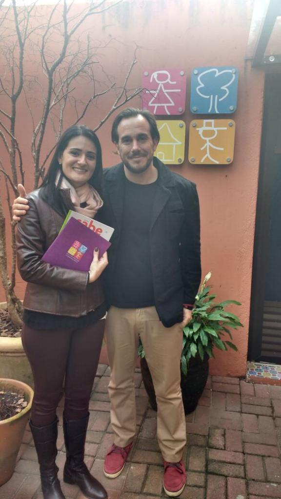 Marcelo Cunha, colunista da Revista Pais e Filhos e apresentador do canal GNT, recebeu Karla Pires em sua escola para falar de Educação