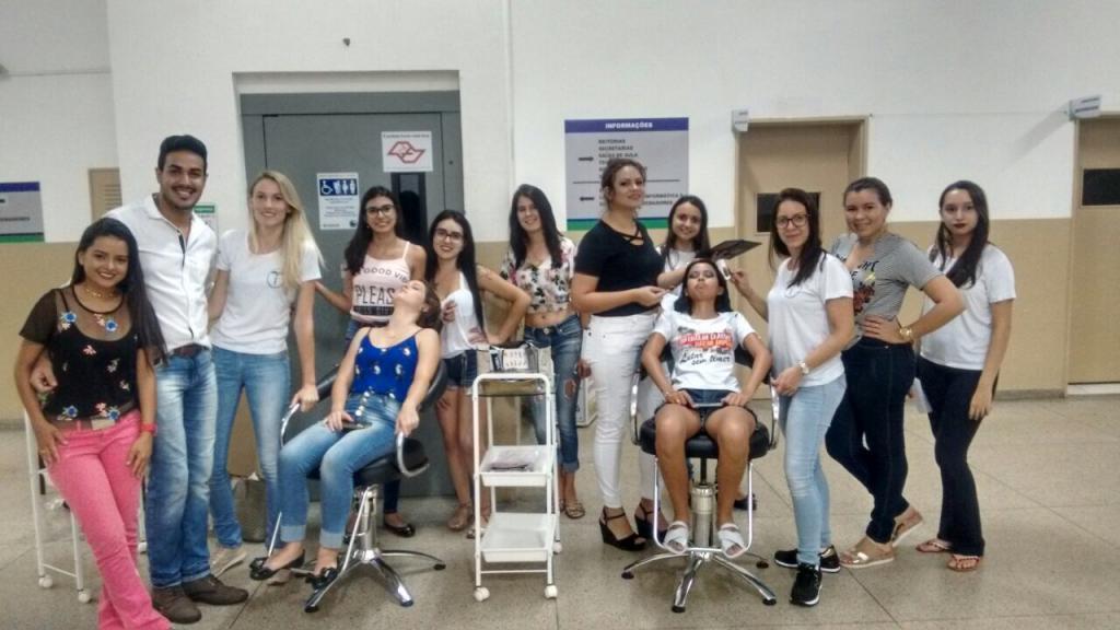 As mulheres da Unijales foram maquiadas durante o intervalo por alunas do curso de Estética e Cosmética