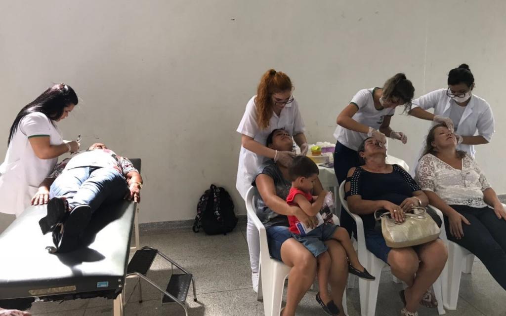 Em Urânia as alunas de Estética e Cosmética realizaram procedimentos de higienização fácil e sobrancelha nas mulheres