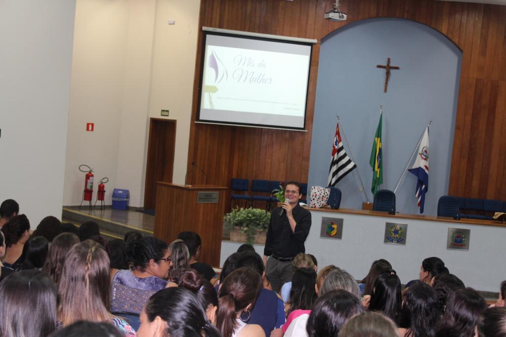 O Psicólogo Evaldo Botazzo abordou o tema “O desafio de liderar e educar”