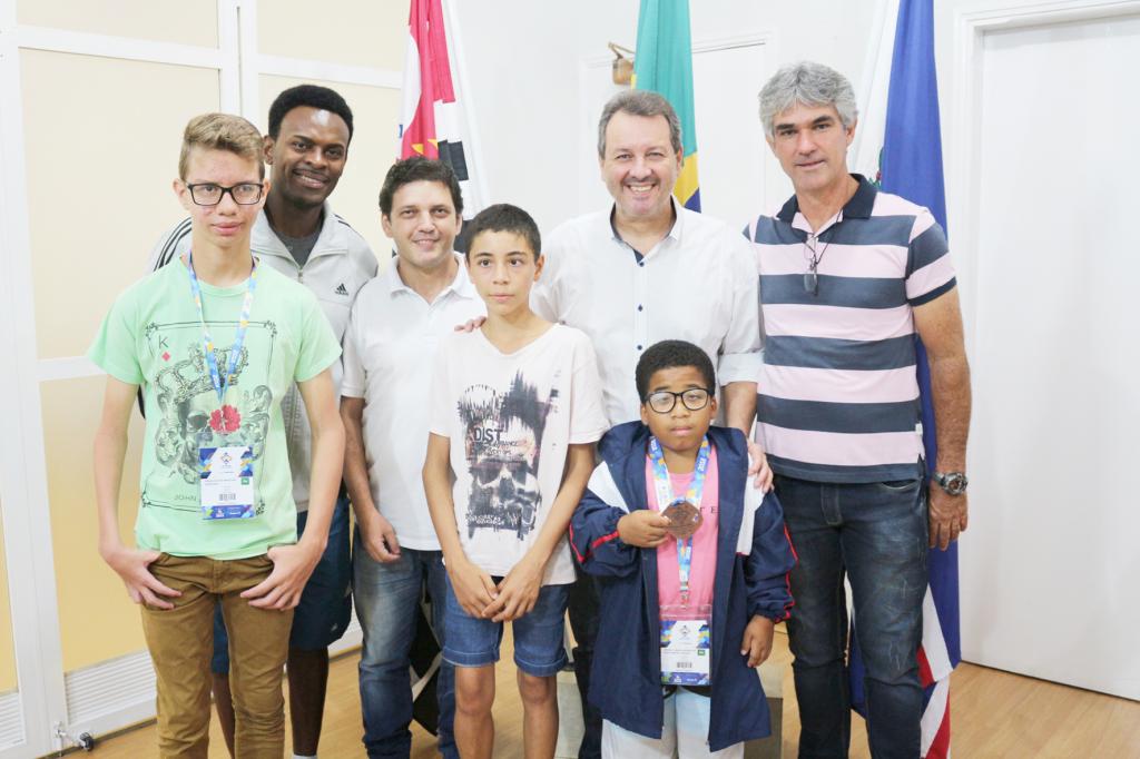 Prefeito Flá recebe e parabeniza alunos que participaram da 1ª etapa regional do Circuito Loterias Caixa