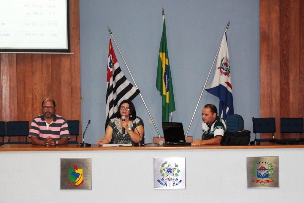A secretária de saúde Maria Aparecida Moreira Martins (ao centro), o contador André Wilson Neves (à esquerda) e Claudio Rodrigues Mota (à direita)
