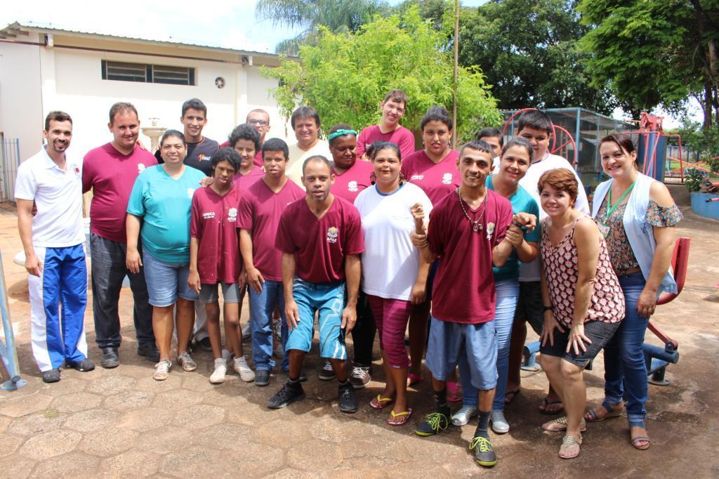 Turma de alunos da APAE recepcionou o professor Diego Pimenta para primeira aula do Projeto de Karatê