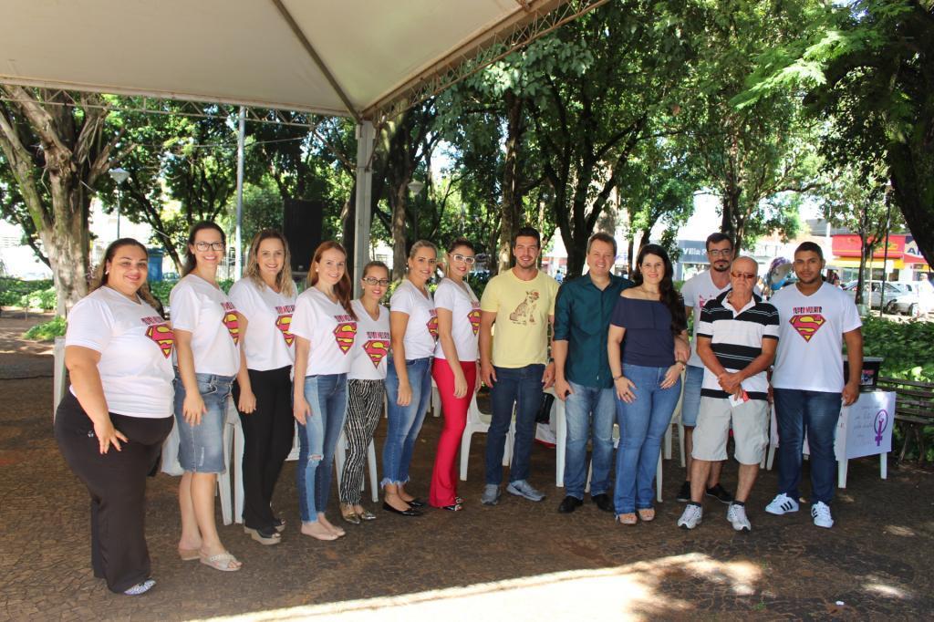 O prefeito Flá e a primeira-dama Glauciane com a equipe do SAE/CTA de Jales