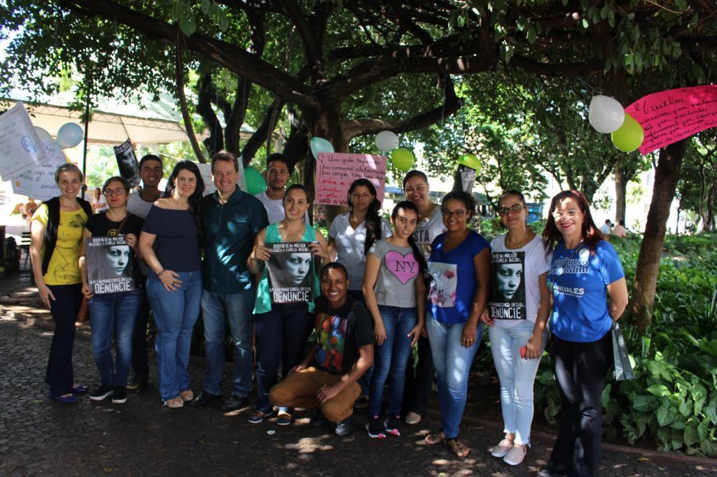 Os alunos do curso de Serviço Social da Unijales participaram com intervenções por meio de cartazes e orientações sobre a violência contra a mulher