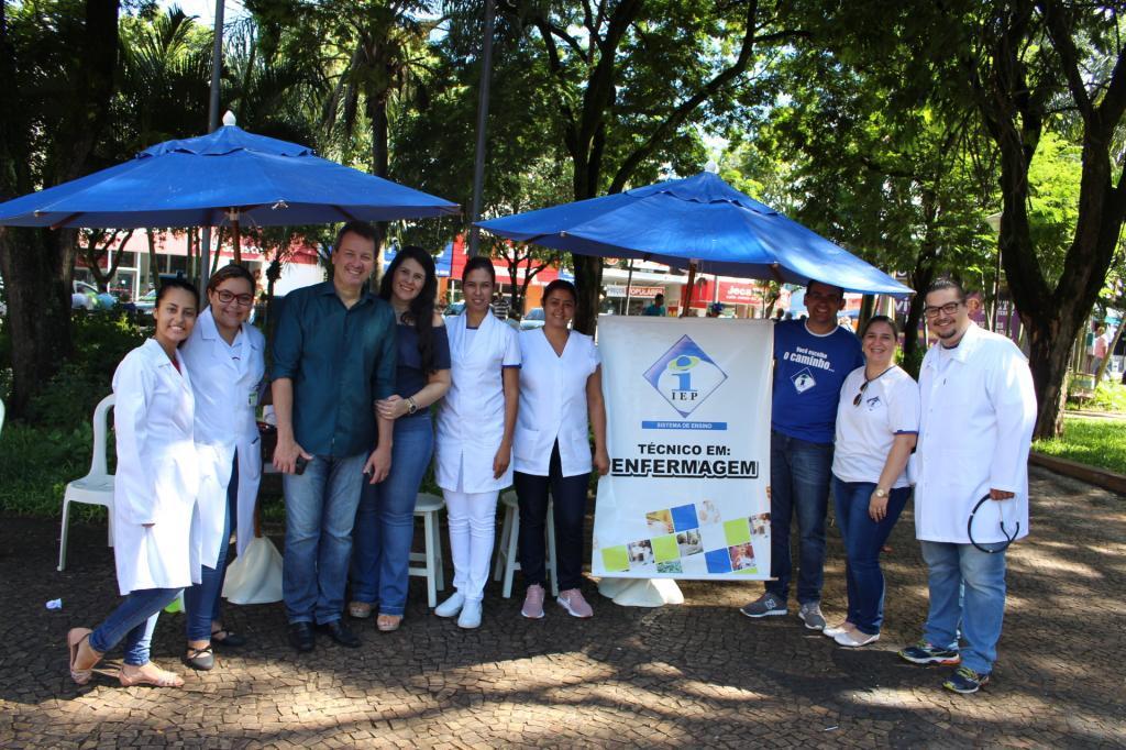 Alunos e professores do IEP com o prefeito Flá e a primeira-dama Glauciane