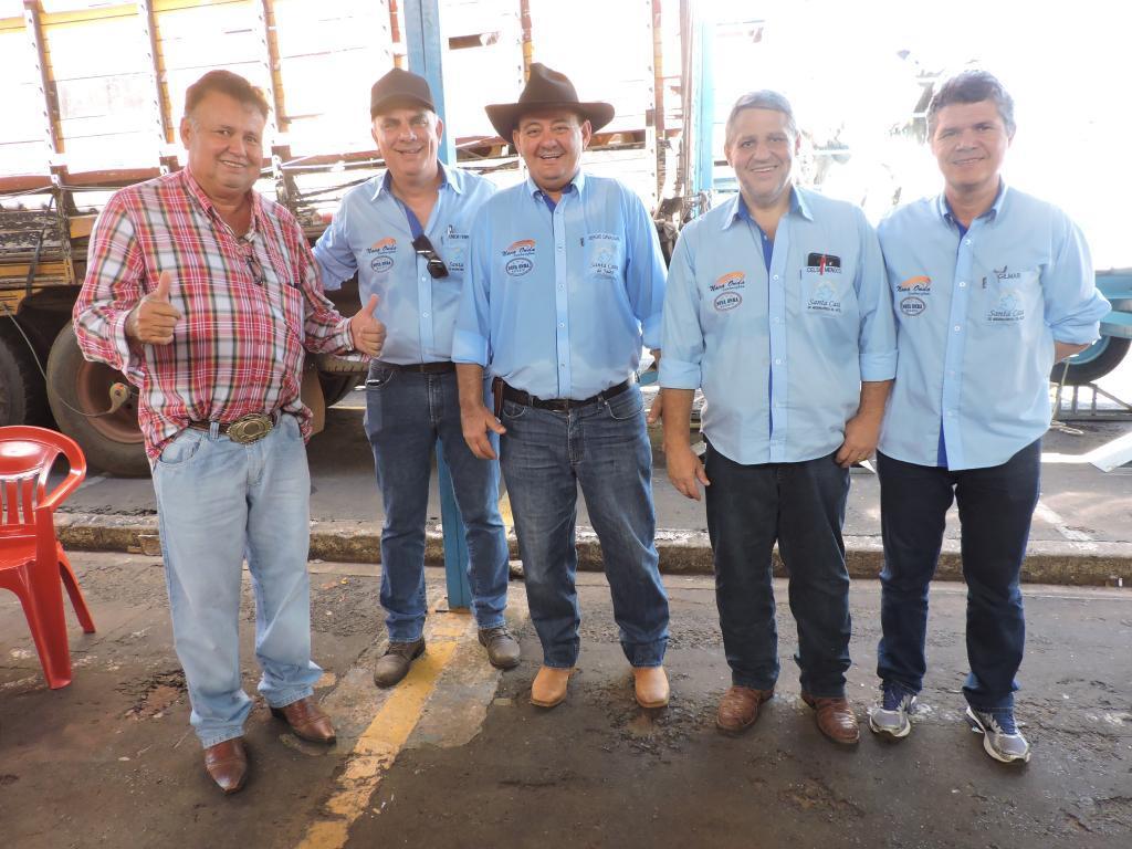 Catuaba com o provedor Junior Ferreira e integrantes da Comissão de Leilão