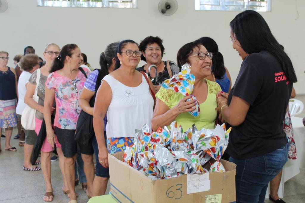 A primeira-dama Andréa fez questão de entregar os ovos de chocolate para cada integrante do curso