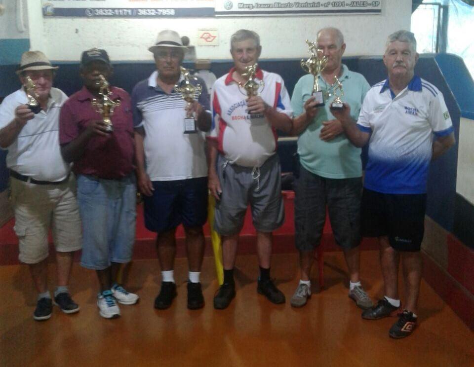 Os seis vencedores do Campeonato Municipal de Bocha com o troféu da premiação
