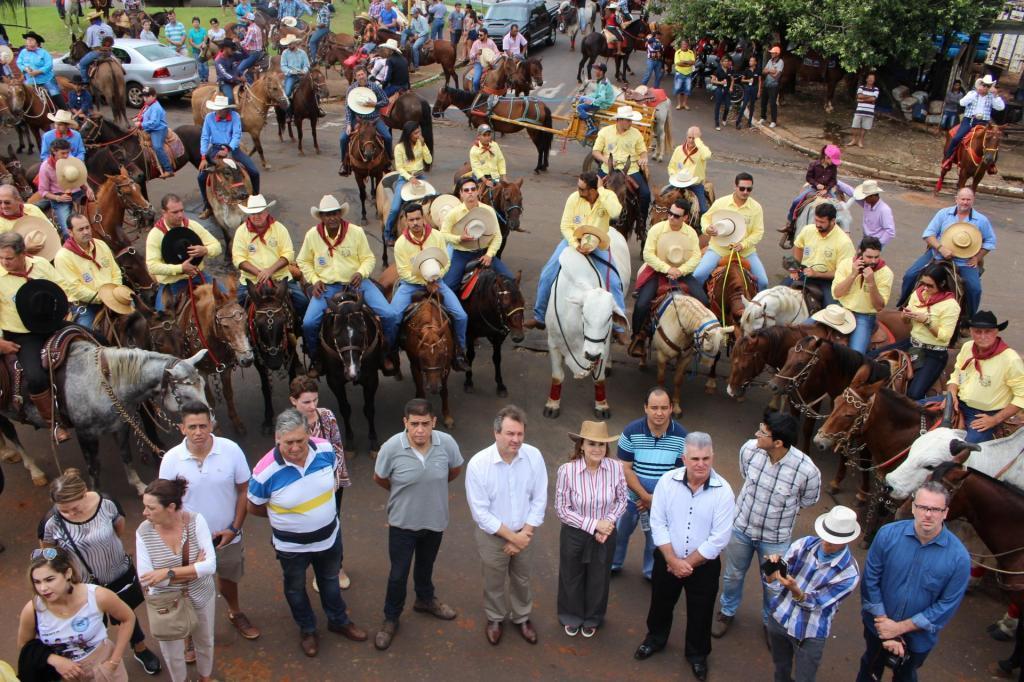O prefeito Flá e autoridades acompanharam a bênção ministrada pelo Padre Uillian antes do início da cavalgada