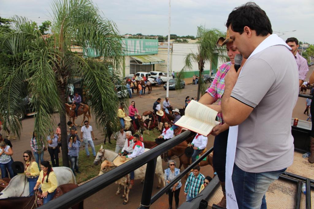 O Padre Uillian Aparecido Oliveira fez uma bênção especial aos participantes da Cavalgada realizada no último domingo