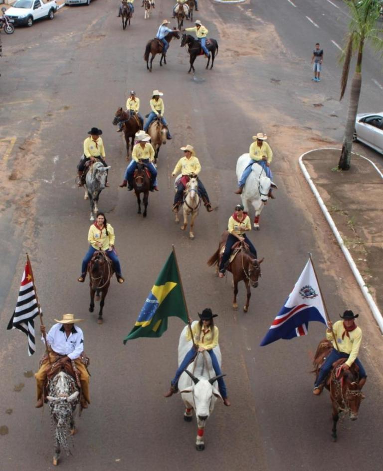 Integrantes da Comissão Organizadora conduziram as bandeiras do Brasil, do Estado de São Paulo e Município de Jales