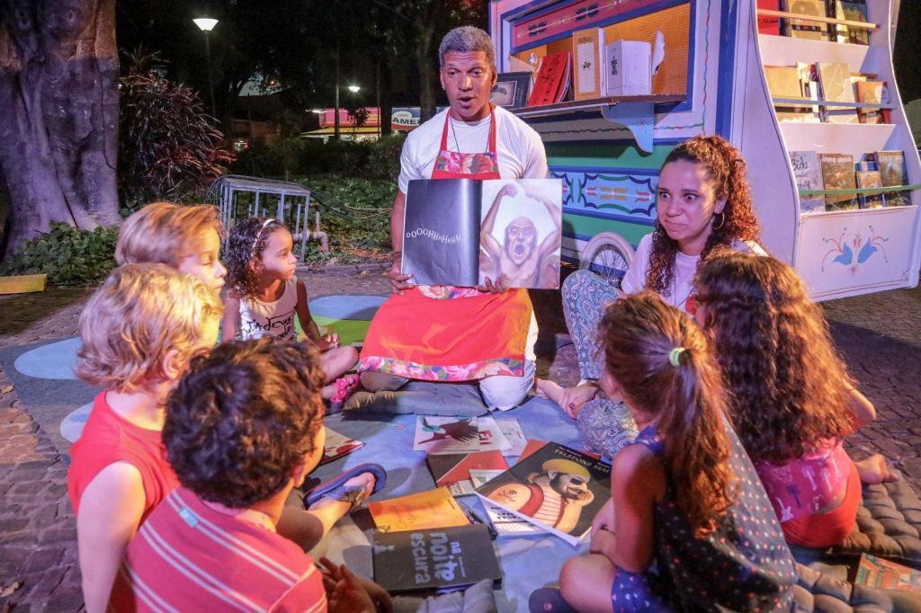 No projeto “Palavra + Imagem”, os seus mediadores convidaram as crianças para leituras individuais ou coletivas