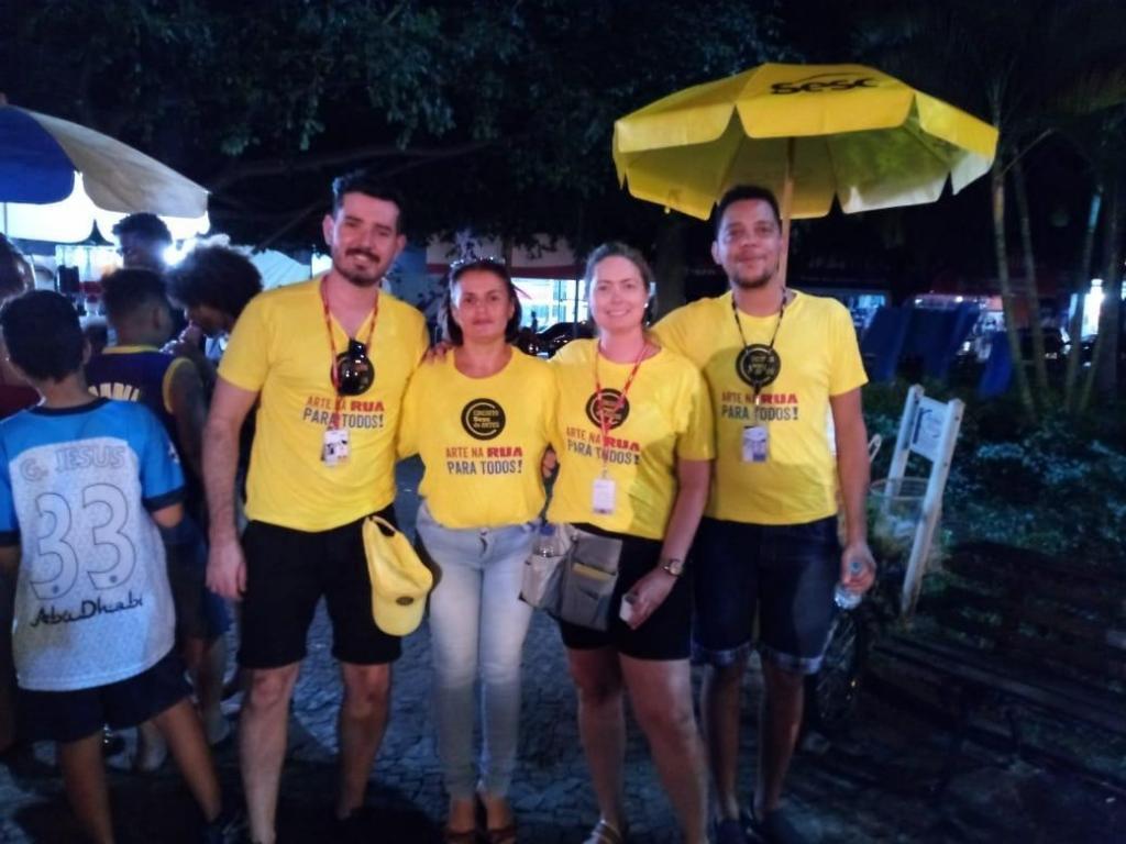 Representantes da Secretaria de Esportes, Cultura e Turismo de Jales com a equipe do Circuito Sesc de Artes