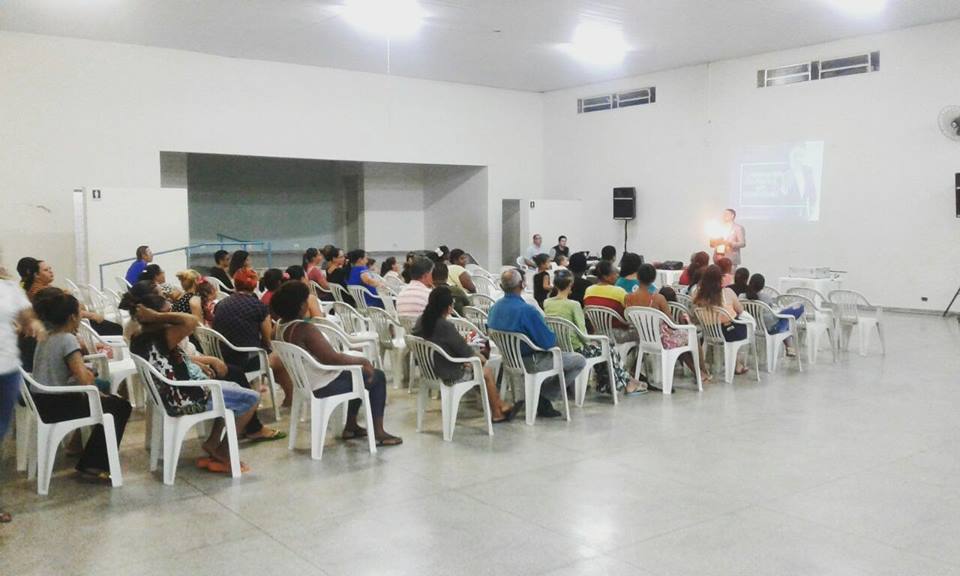 Público lotou o Centro Comunitário para assistir a Palestra Mágica